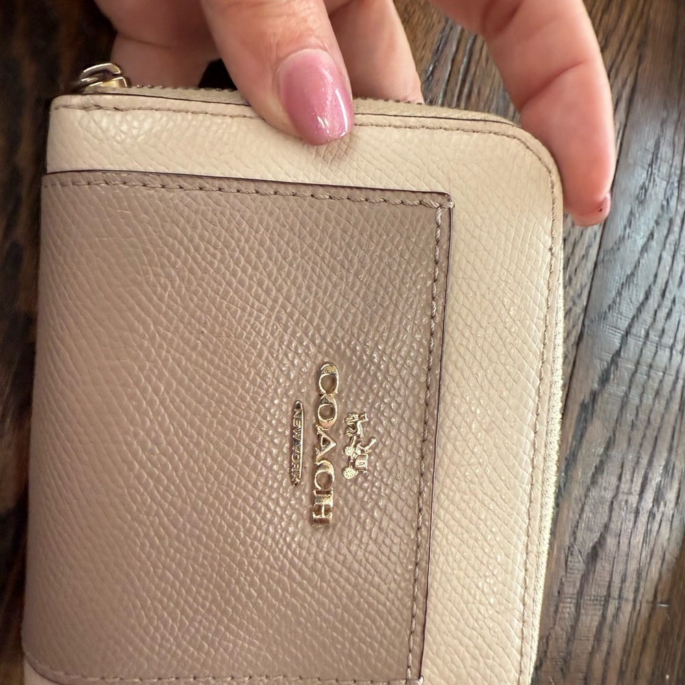 👜 Coach Two-Tone Leather Zip-Around Wallet Beige/Taupe and Cream👜